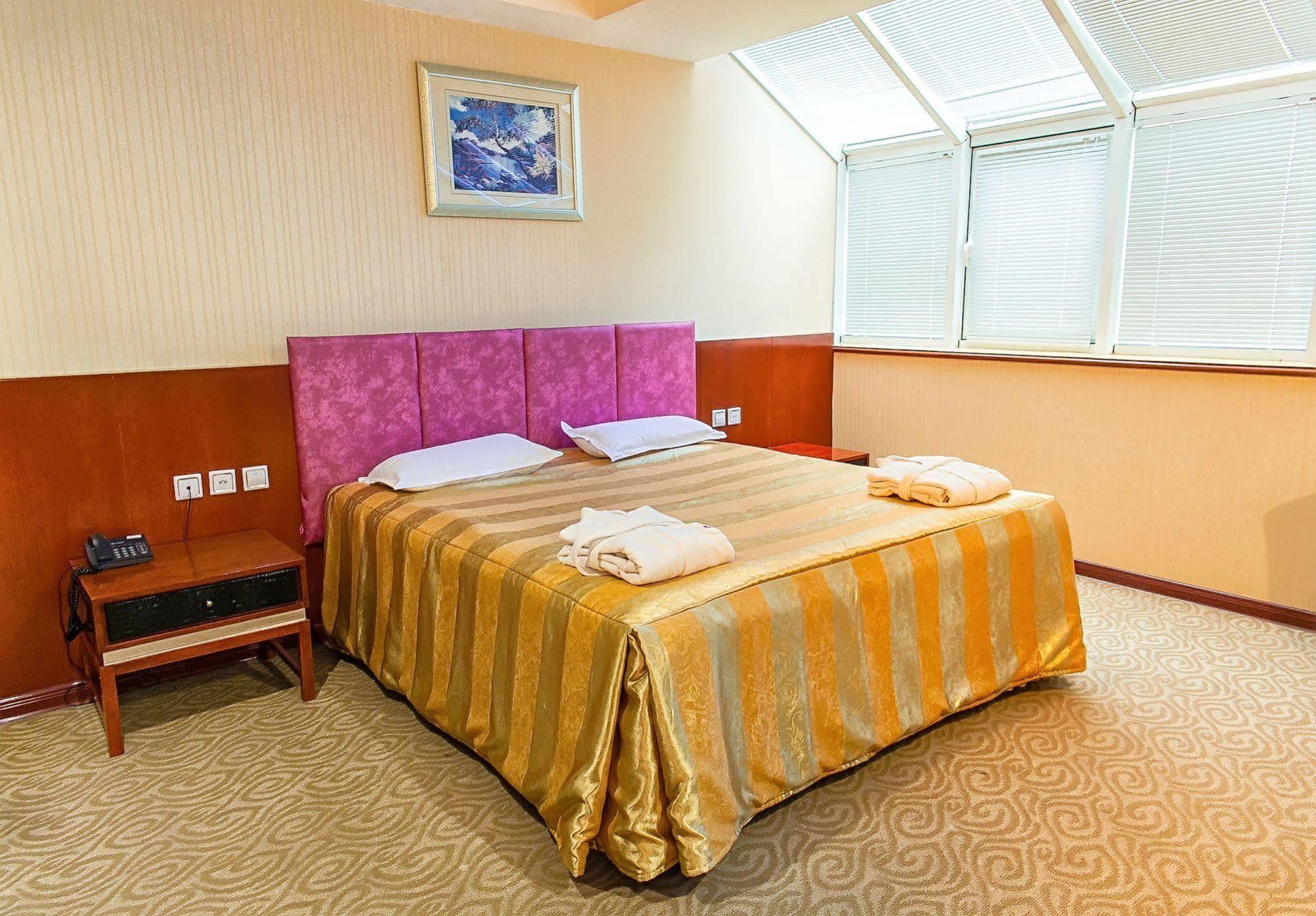 Renion Residence Hotel Almaty Bagian luar foto